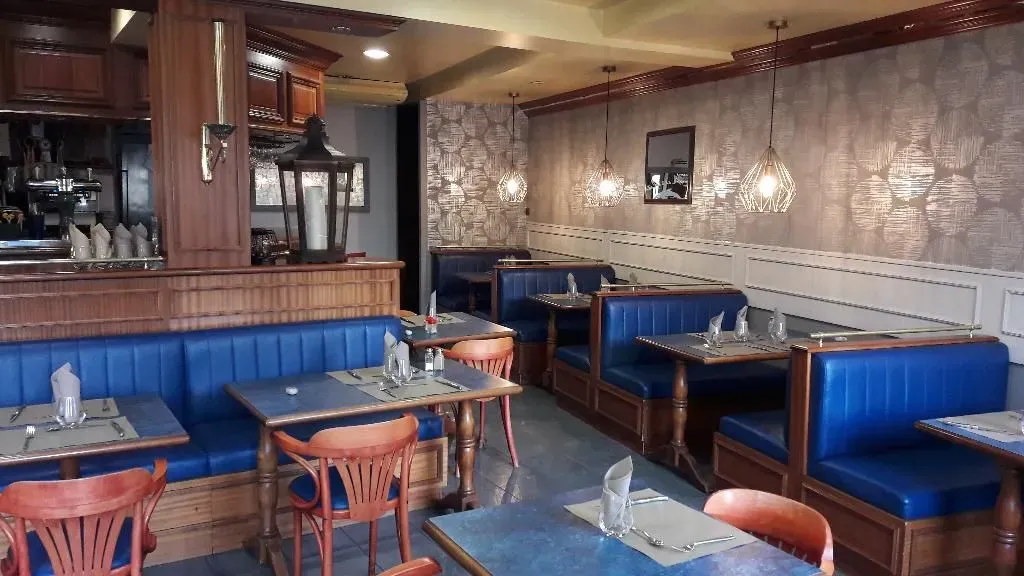 Salle du restaurant vue sur le bar