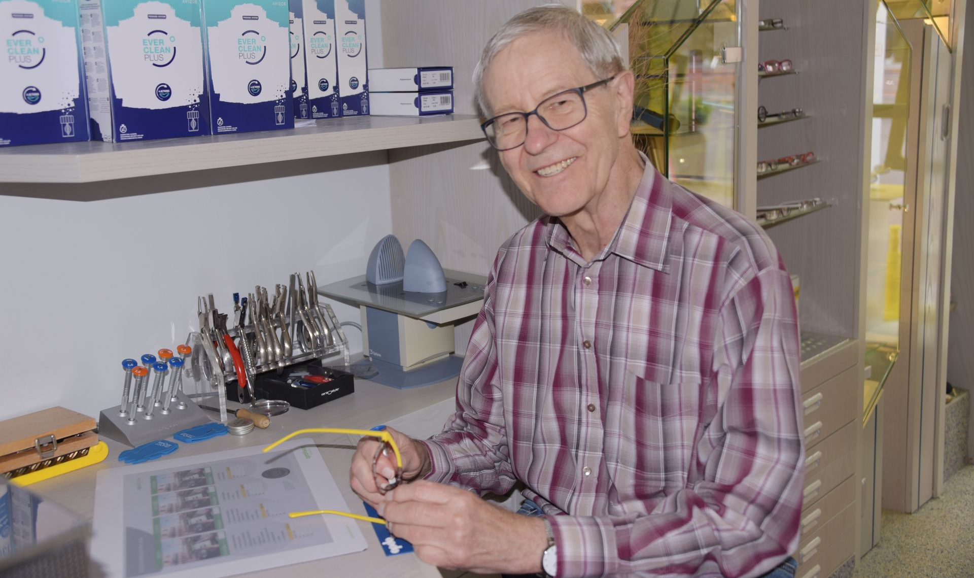 Ein verschwommenes Bild einer Apotheke mit einem Tisch und Stühlen.