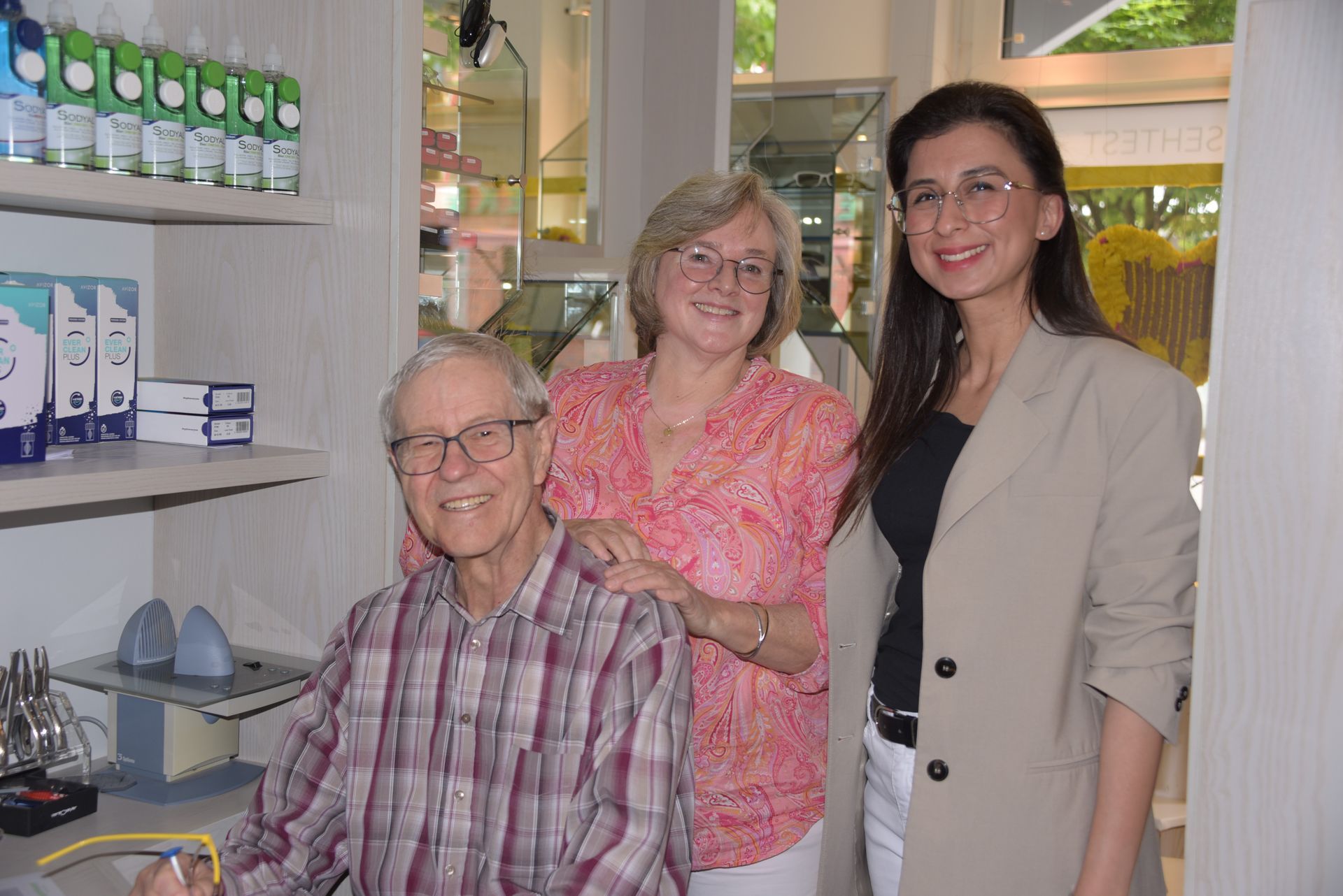 Eine Gruppe von Menschen mit Brillen posiert für ein Foto