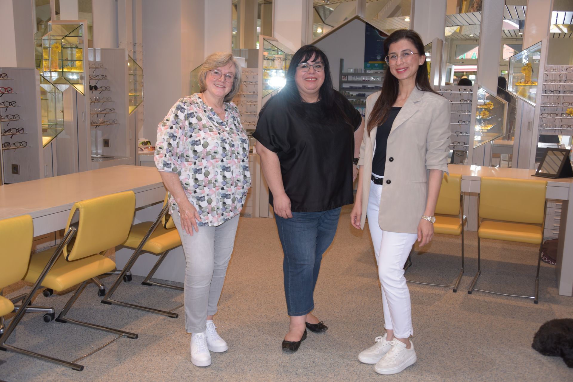 Eine Apotheke mit vielen Regalen und einer Theke