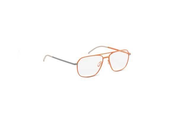 Eine orange Brille auf weißem Hintergrund.