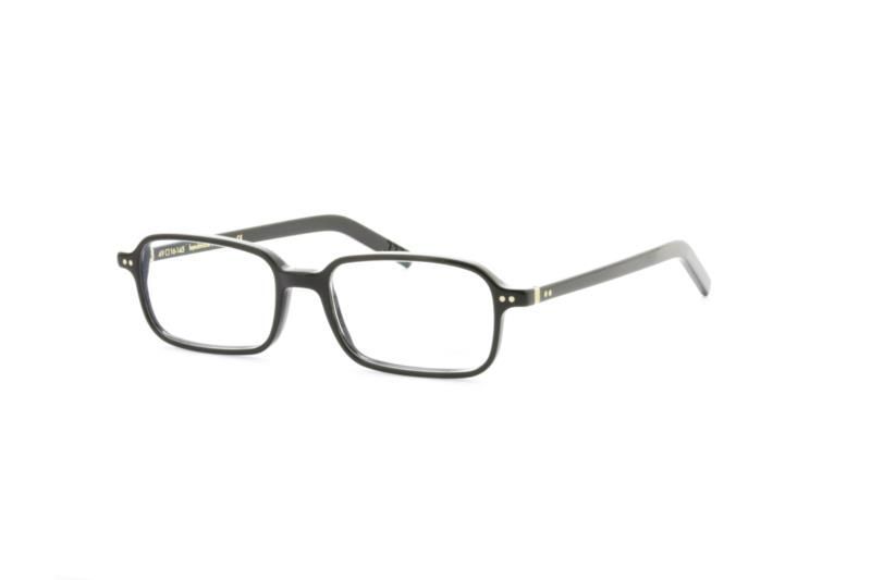 Eine schwarze Brille mit klaren Gläsern auf weißem Hintergrund.
