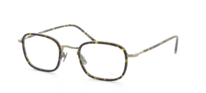 Eine Brille auf weißem Hintergrund.