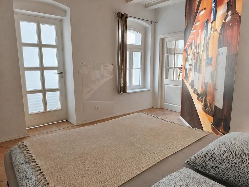 Schlafzimmer mit Blick zum Fenster