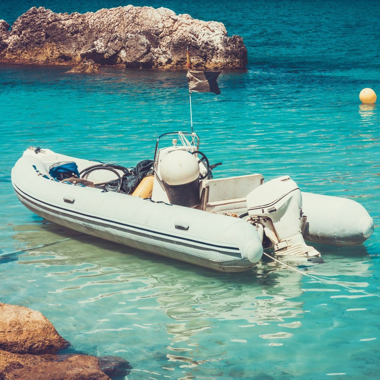 Bateau moteur près de la côte - mécanique et matelotage