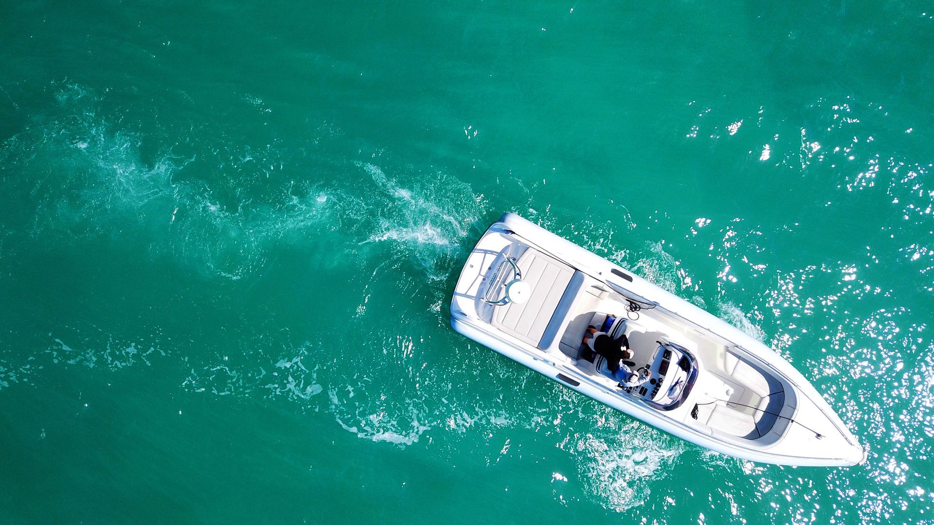 Vue du haut d'un bateau à moteur - Permis hauturier