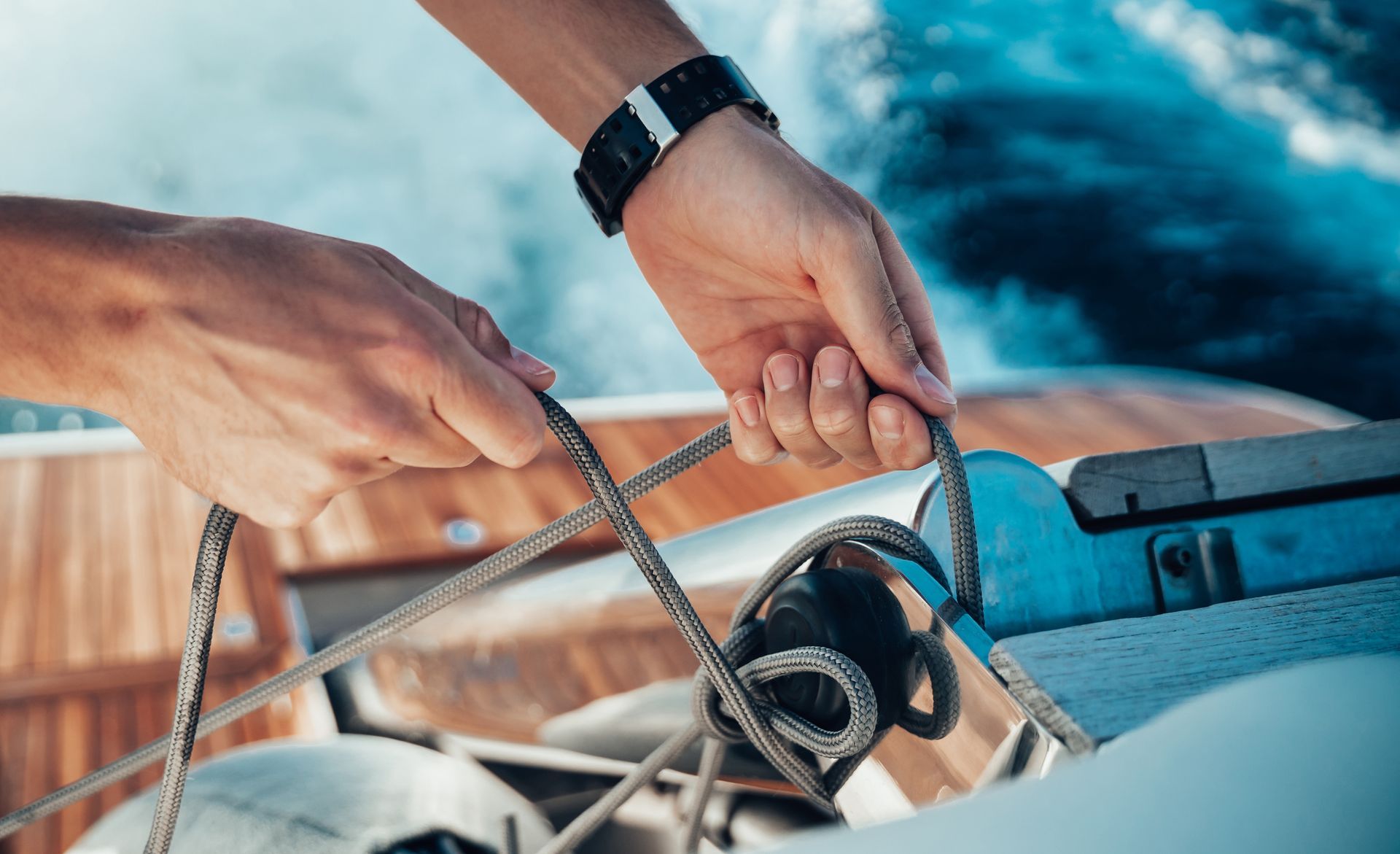 Personne en train de faire un nœud avec un cordage de bateau - à propos