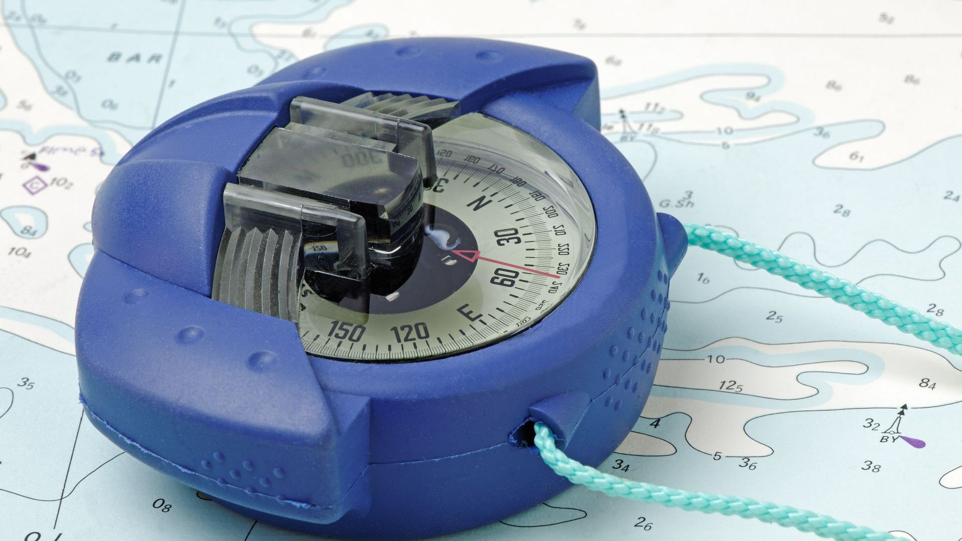 Compas de relèvement bleu sur une carte maritime - permis hauturier