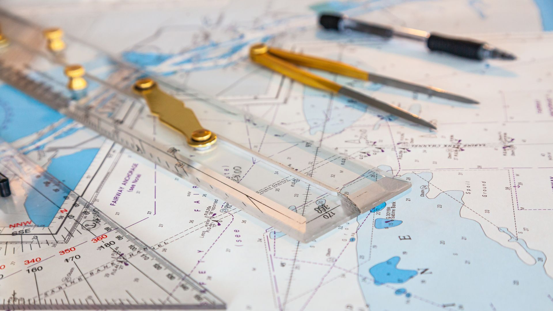 Carte de navigation maritime avec règles et compas