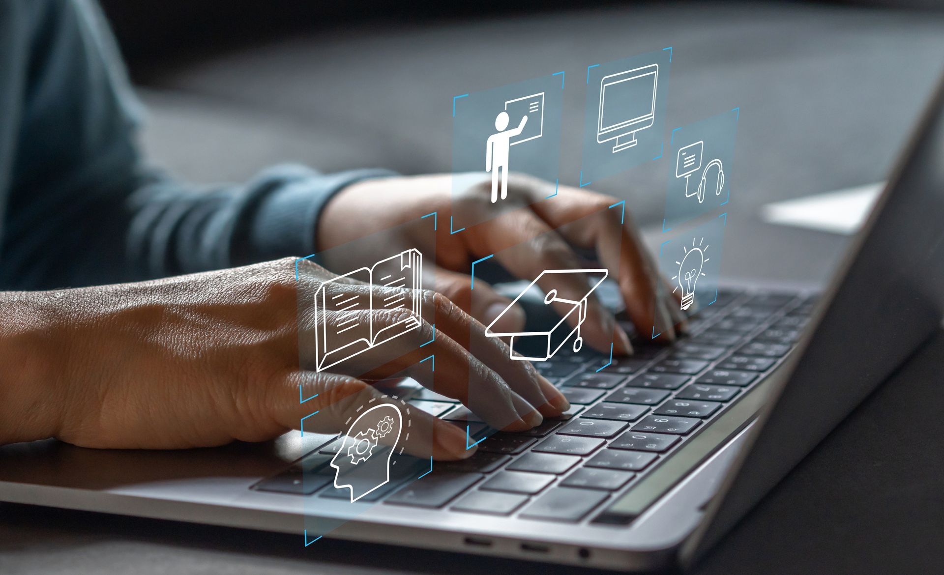 Mains en train de taper un texte - Garlerie photos