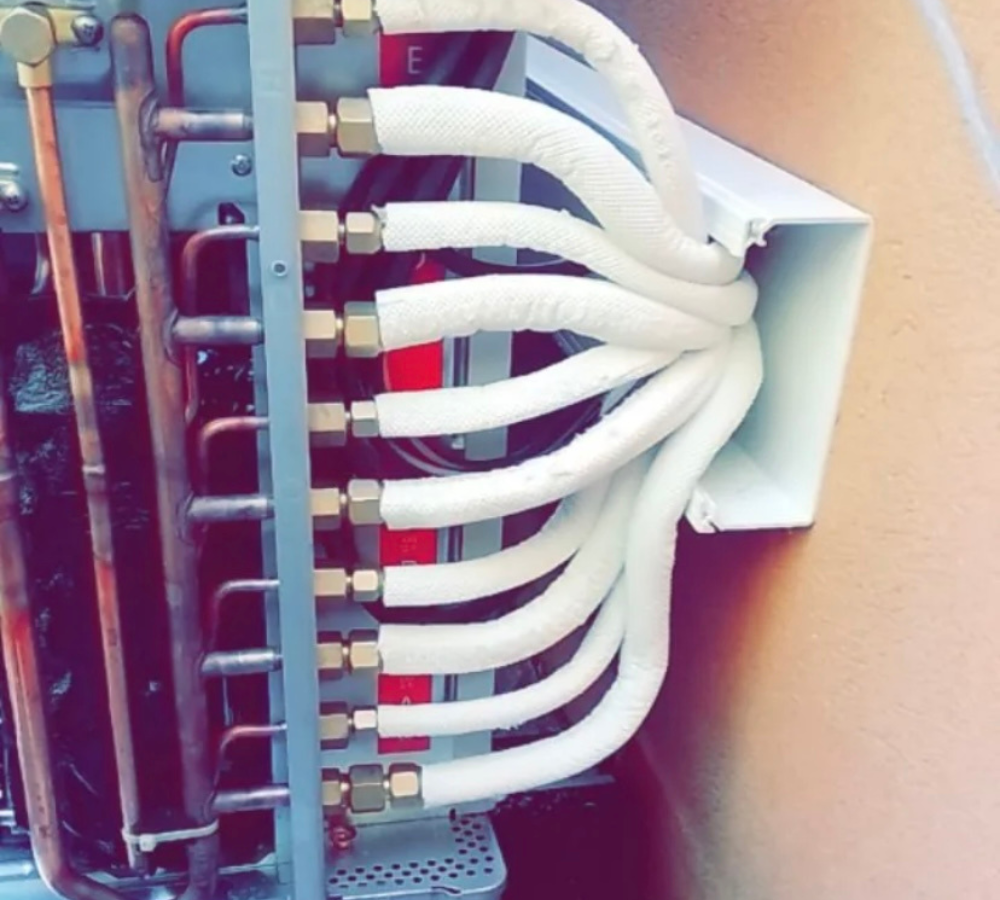 Un tas de tuyaux blancs sont connectés à une machine