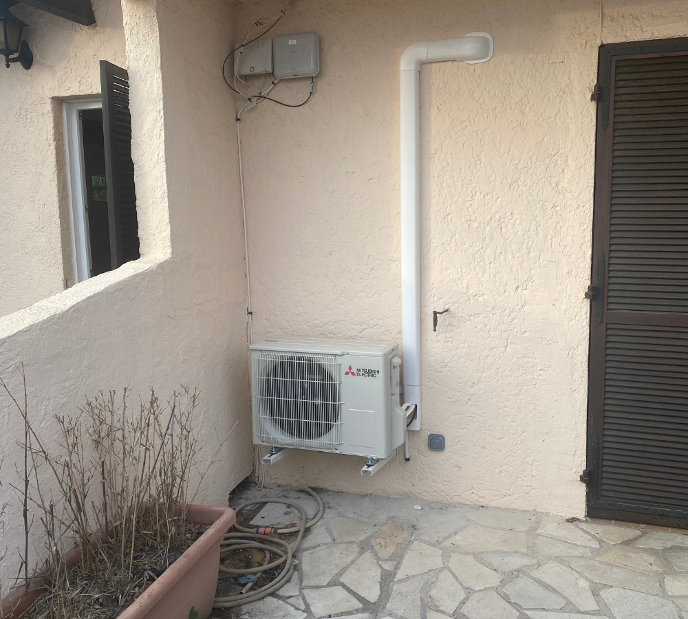 Un climatiseur Mitsubishi est monté sur le côté d'un bâtiment