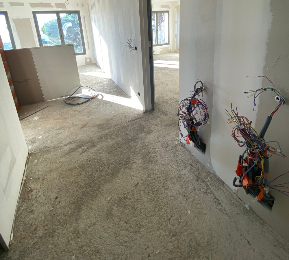 Une pièce vide avec un tas de fils accrochés au mur