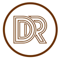 Monogramme « DR » marron à l'intérieur d'un cercle marron sur fond blanc