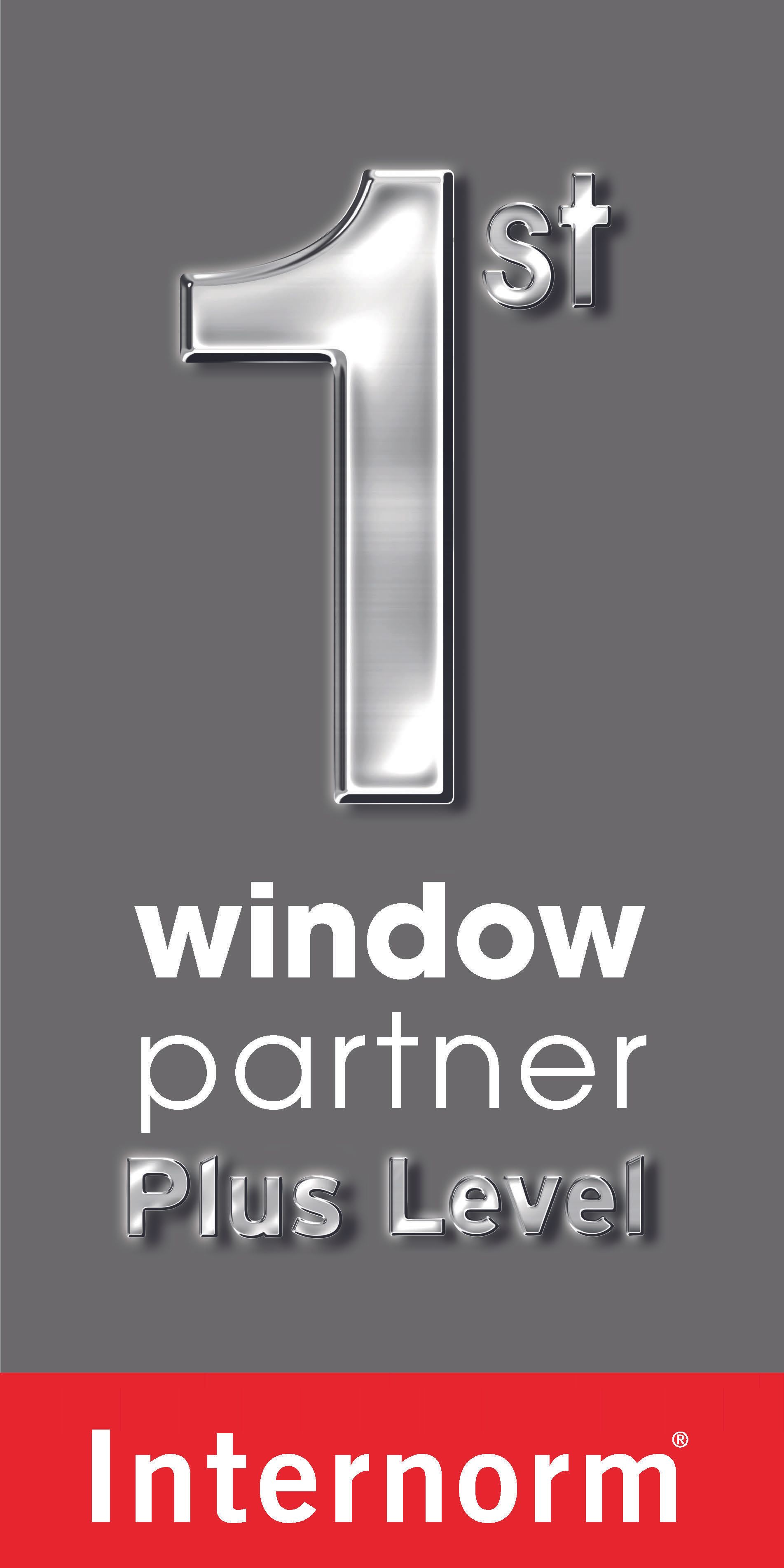 Schwarzes Siegel „1st window partner Plus Level“ von Internorm. Schwarzes Siegel „1st window partner Plus Level“ von Internorm.