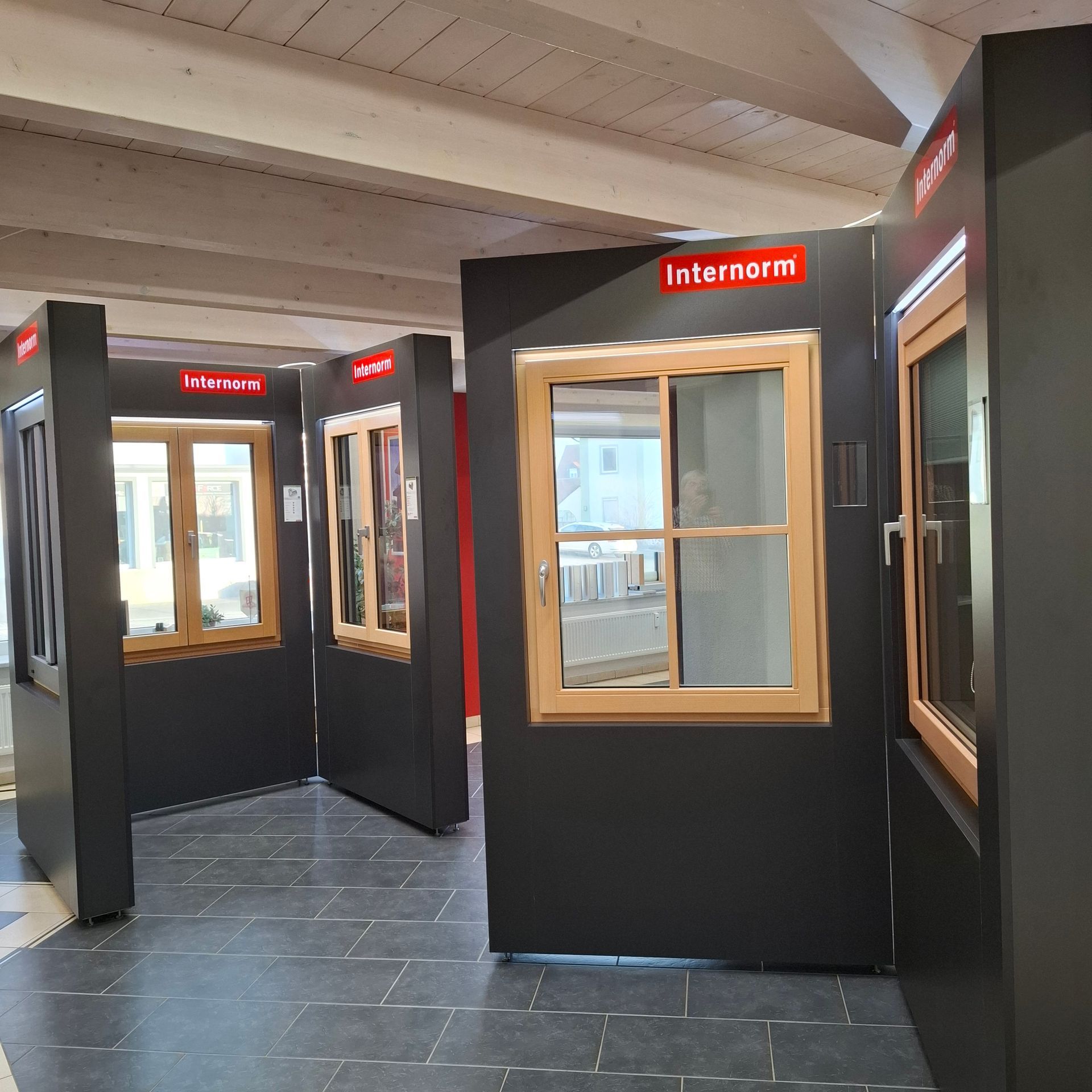 Ausstellungsbereich mit Haustüren