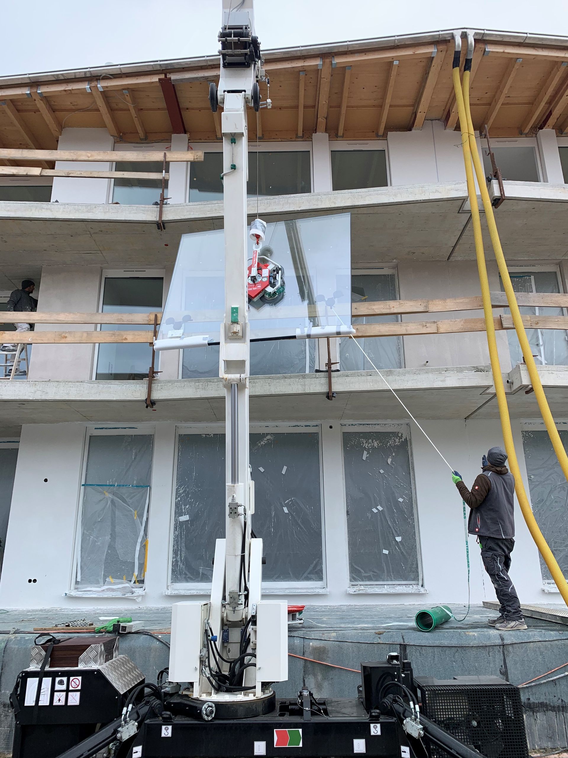 Transportieren von Fenstern mit Hilfe eines Krans