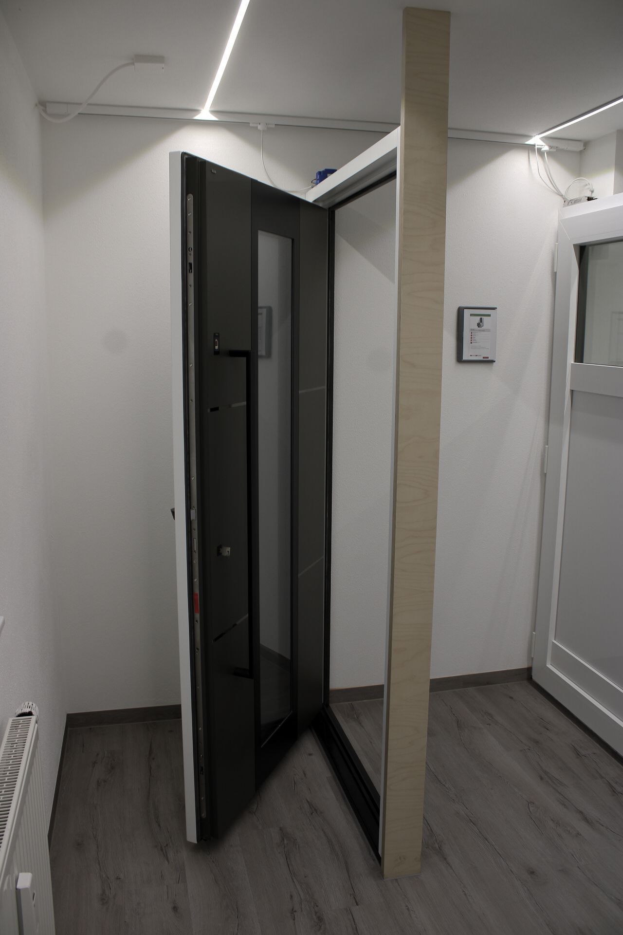 Flur mit moderner Haustür