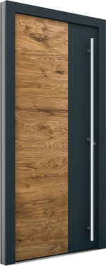 Haustür in Holzoptik mit seitlichem Glaselement und dunklem Rahmen