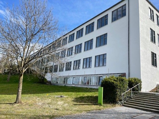 Wohngebäude mit Fensterfront