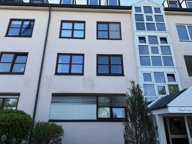 Alte Fenster an der Fassade eines Wohnhauses vor der Sanierung in Freising