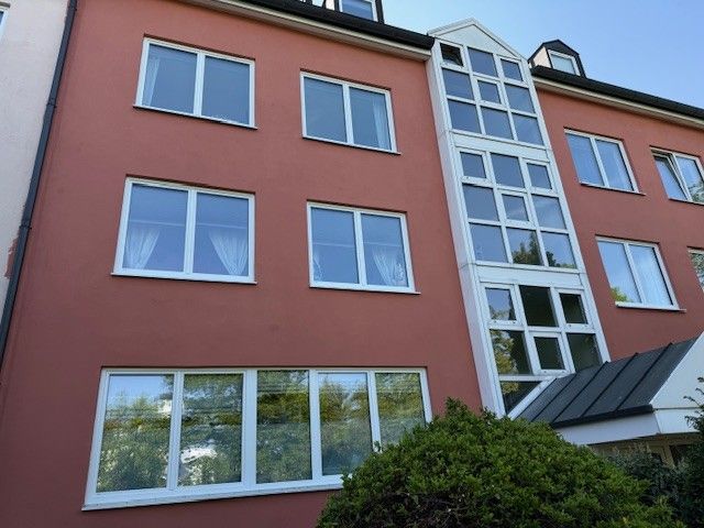 Modernisierte Fenster nach fachgerechter Montage an Wohnhausfassade in Freising