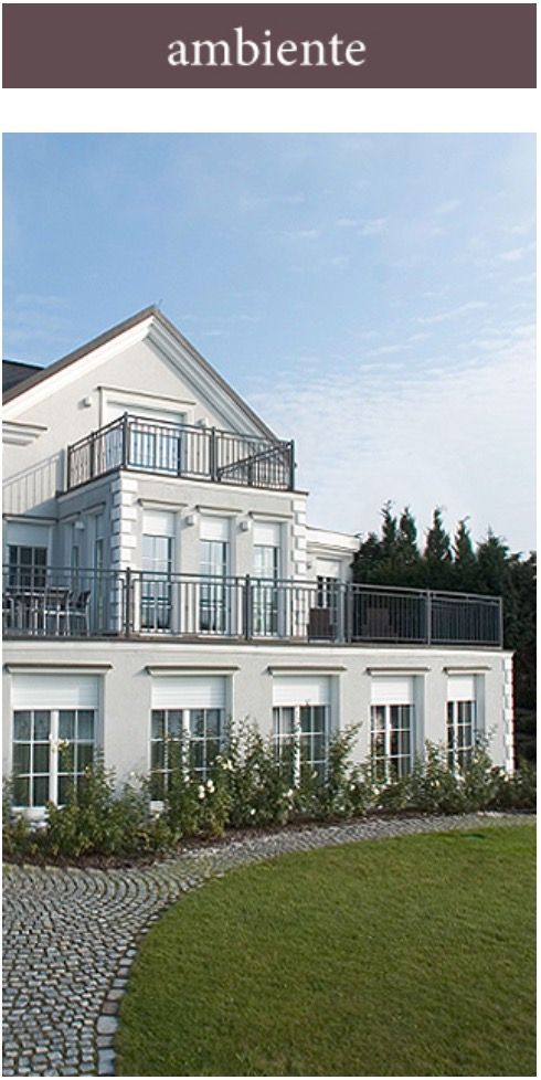 Elegantes Wohnhaus mit Balkonen und hochwertiger Fassadengestaltung