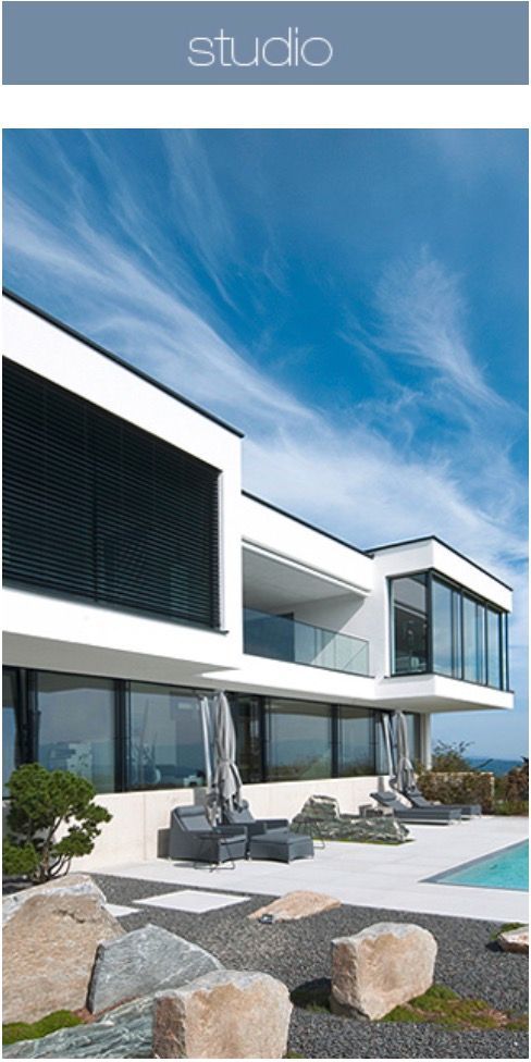 Modernes Studiohaus mit klarer Architektur und großen Fensterflächen