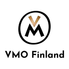 VMO Finland -logo, jossa musta ympyrä ja kulta-musta V-kirjain M-kirjaimen päällä tekstin ”VMO Finland” yläpuolella