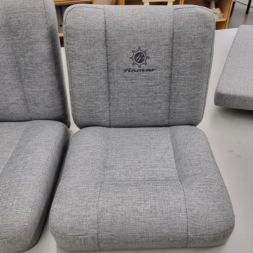 Harmaa pehmustettu lattiatuoli selkänojalla myymälän esittelyssä.