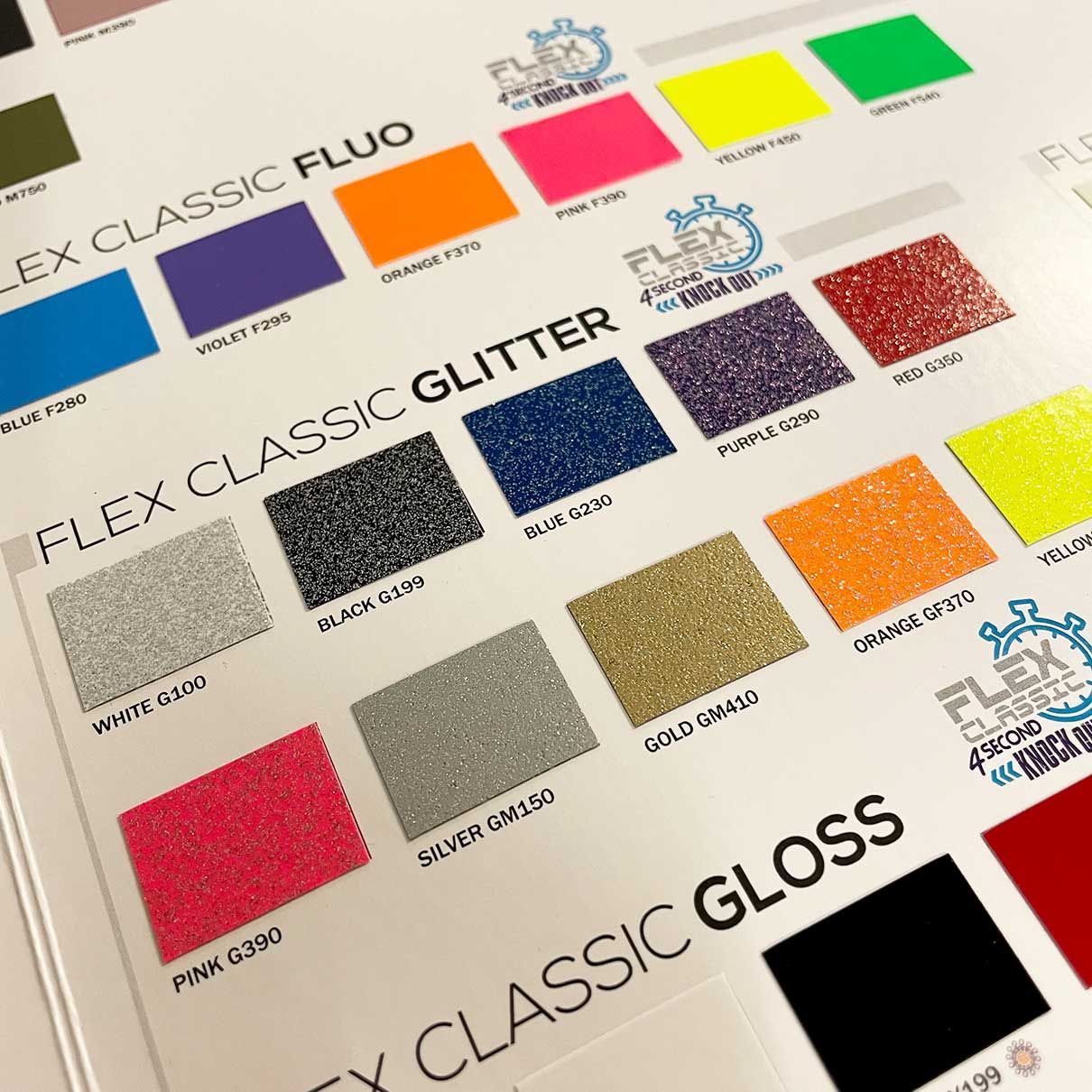 Värimallikartta, jossa on glitter- ja kiiltonäytteitä sinisenä, punaisena, kultaisena, hopeisena, mustana ja neonväreinä