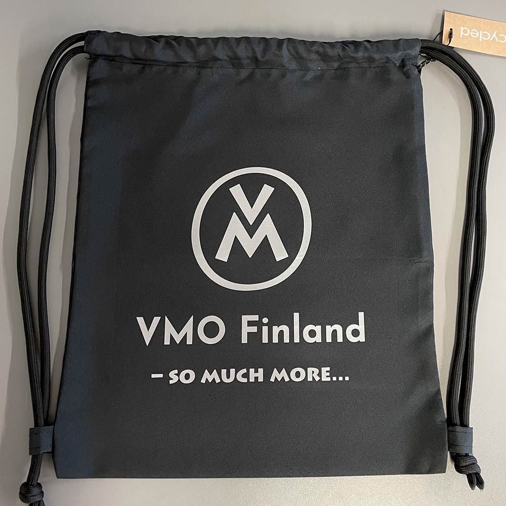 Musta VMO Finland -kiristysnyörillinen laukku, jossa edessä valkoinen logo ja teksti