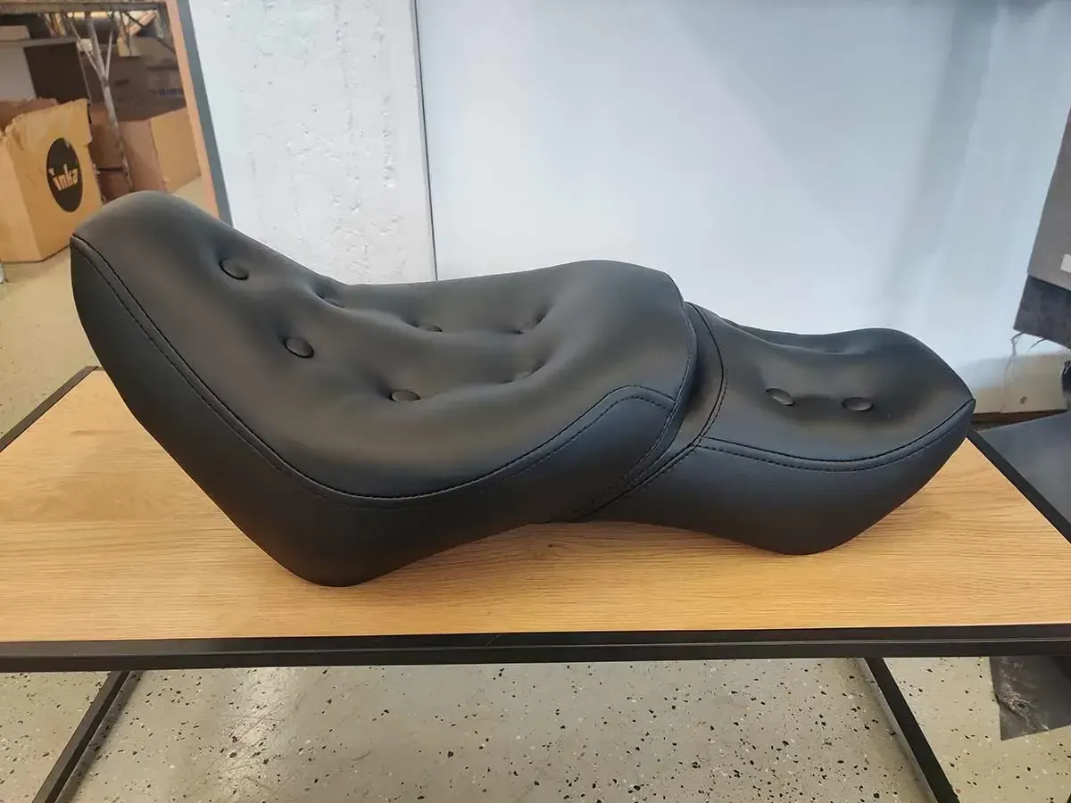 Musta ergonominen nojatuoli puisella pöydällä valoisassa huoneessa