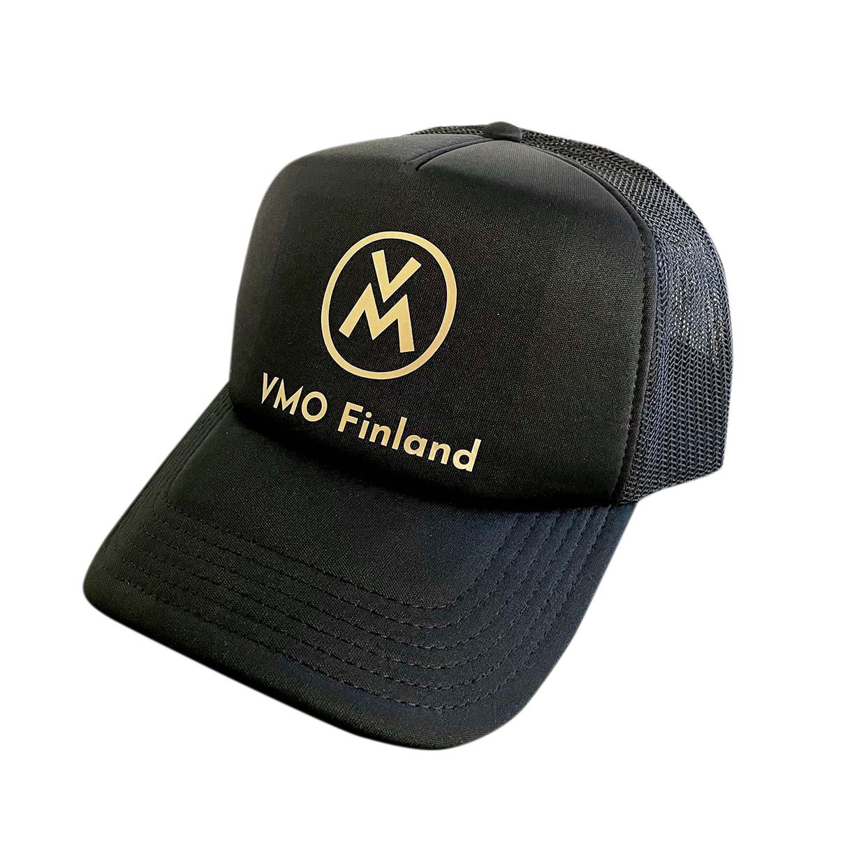 Musta YMO Finland -lippalakki, jossa on kultainen logo ja teksti edessä
