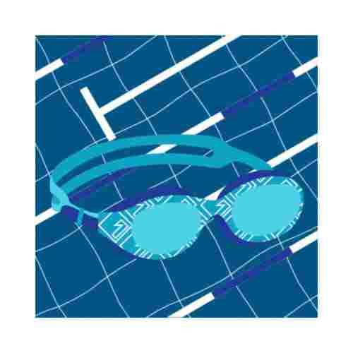 Un par de gafas de natación colocadas encima de una piscina.