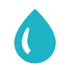 Una gota de agua azul con un contorno blanco sobre un fondo blanco.