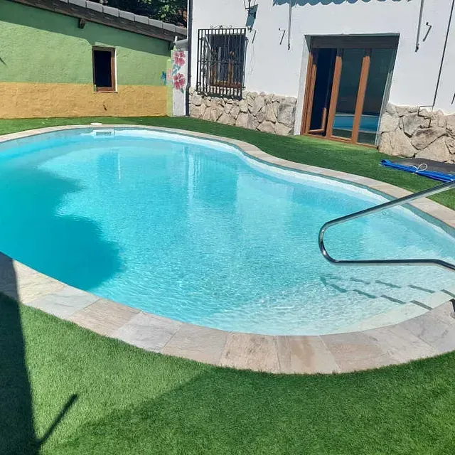 Una gran piscina frente a una casa