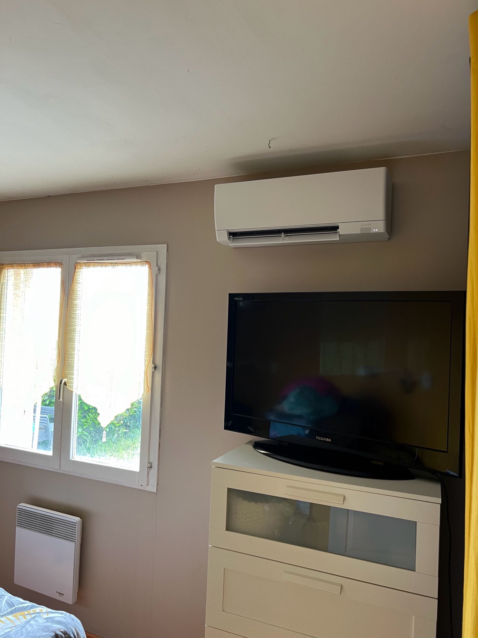 Bloc extérieur de PAC posé par terre