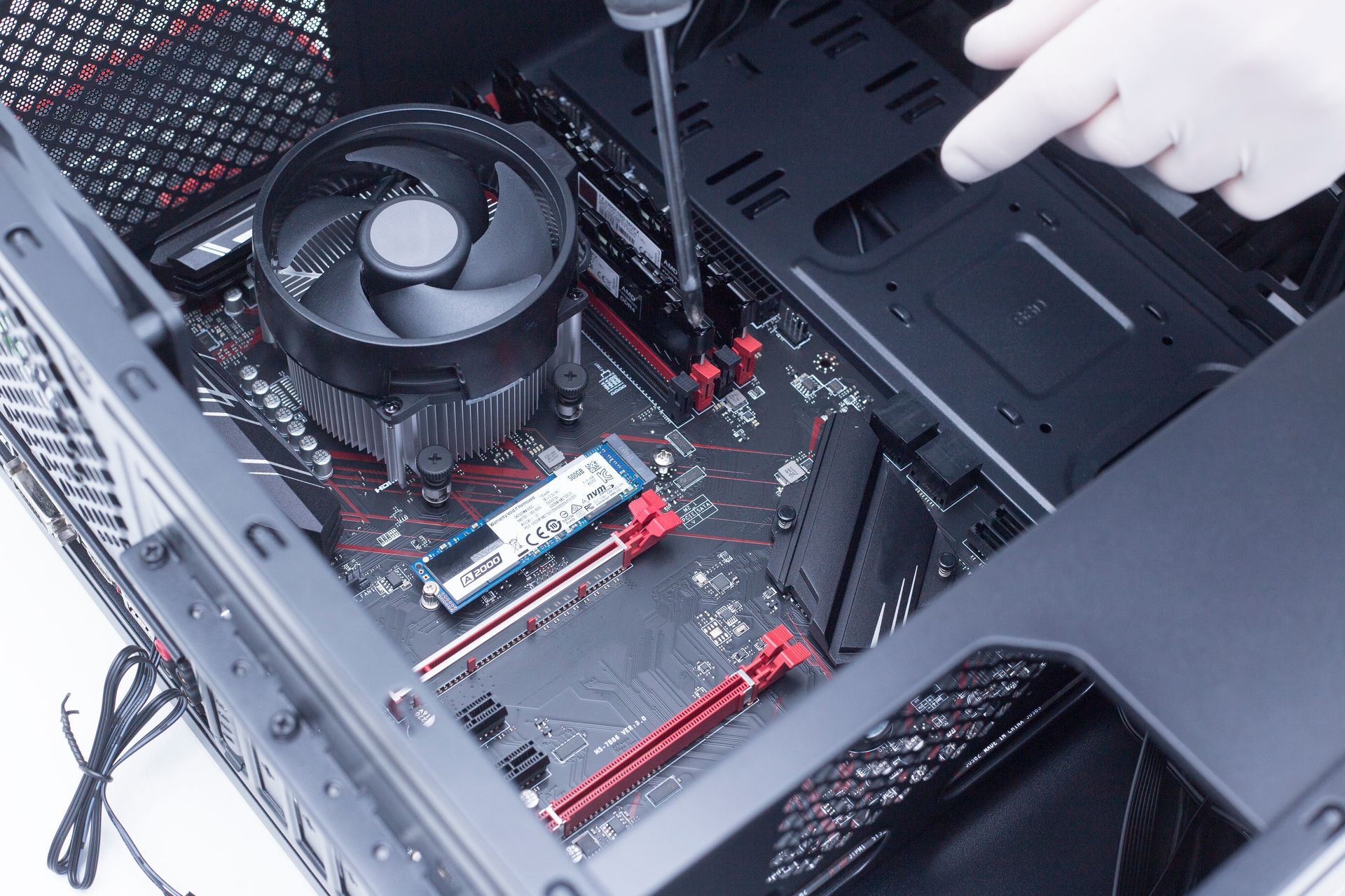 Intervention au tournevis sur les composants internes d'un ordinateur