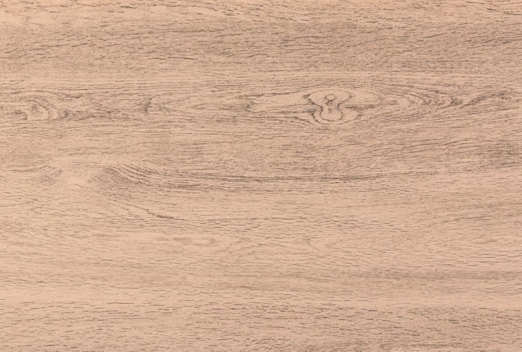 Nahaufnahme der hellbraunen Holzmaserung mit horizontalen Streifen und subtilen Farbvariationen.