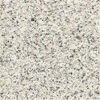 Weiße Granitoberfläche mit gesprenkelten grauen und schwarzen Mineraleinschlüssen.