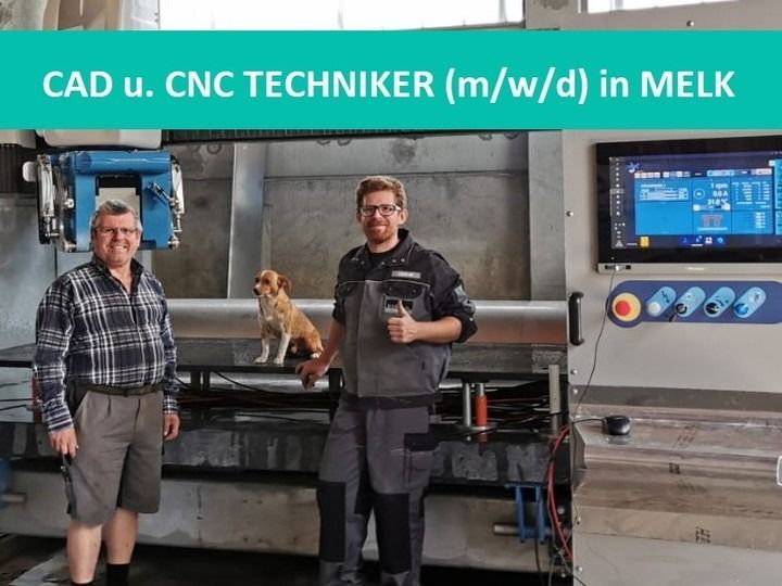 Zwei Männer und ein Hund stehen neben einer CNC-Maschine, Text: 