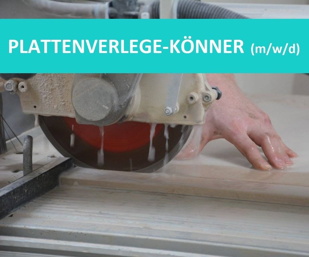 Person schneidet Steinplatten mit einer Kreissäge; Stellenanzeige für Fliesenleger.