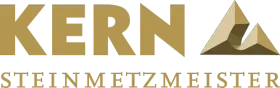 "KERN STEINMETZMEISTER"-Logo mit einem goldenen geometrischen Bergsymbol."