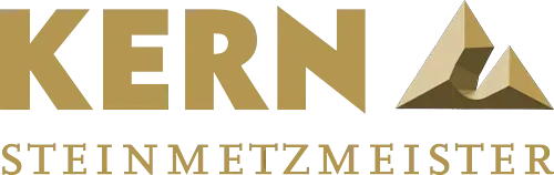 Das Logo von Kern Steinmetzmeister ist in Gold gehalten. Dem Wort „KERN“ folgt ein Dreieck und darunter das Wort „STEINMETZMEISTER“.