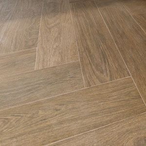 Fischgrätmuster-Parkett in Holzoptik, hellbraun, mit sichtbarer Holzmaserung.