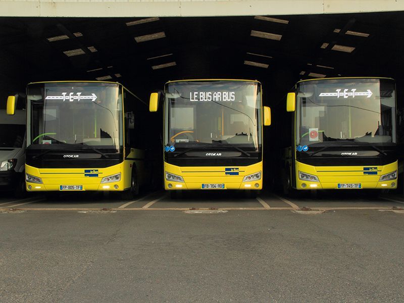 Flotte de véhicules jaunes Ar Bus