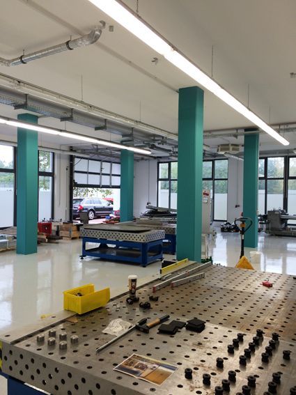 Ein großer Raum mit vielen Fenstern und einem Tisch mit Werkzeugen darauf