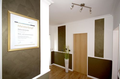 Ein Flur mit einem Zertifikat an der Wand.