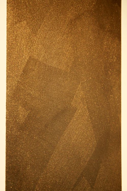 Eine Nahaufnahme eines Stücks braunem Papier auf weißem Hintergrund.